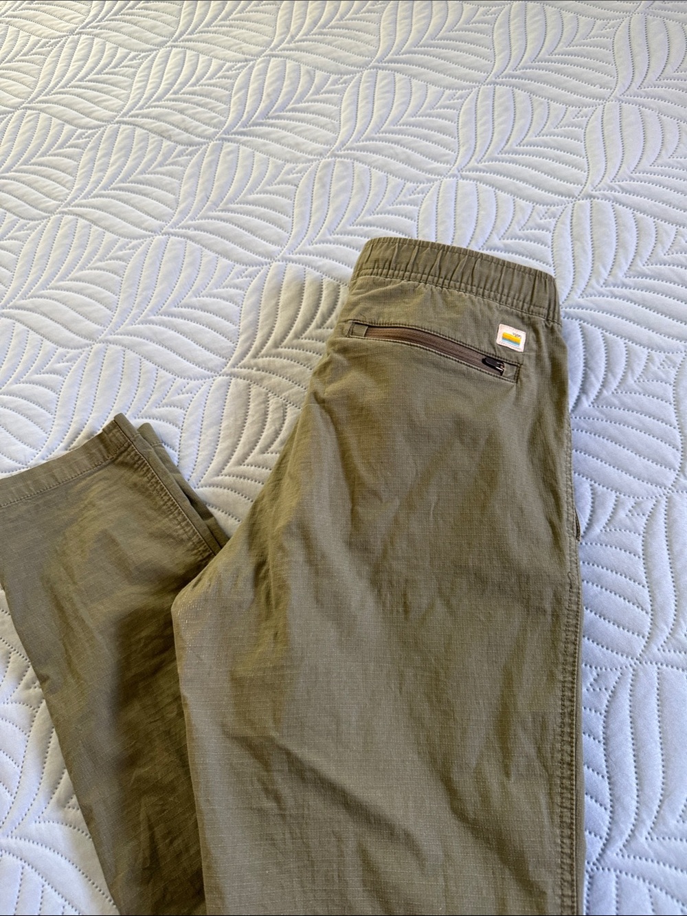 Vuori Olive Joggers with Cream Drawcord - Picture 4 of 4